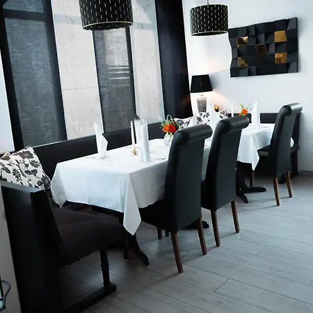 Und Restaurant Rosenkranz 호텔 2*